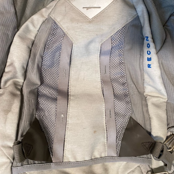 The North Face Recon Flexvent Backpack Gym Shoulder Strap Bag Hiking Trail - Picture 3 of 5